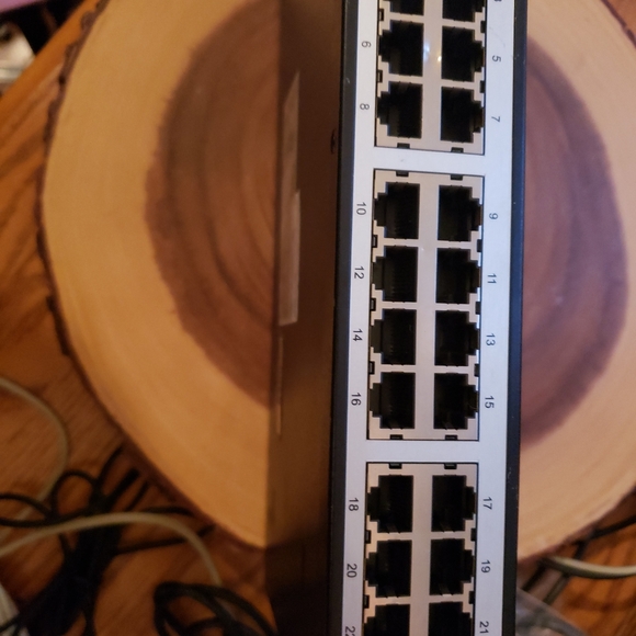 D-Link 10/100 SWITCH DES-1024D rack switch - Picture 1 of 9